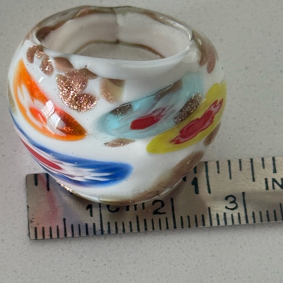 Vintage Italian White Glass Millefiori Domed Ring with Gold Floral Details Sz 9 - Picture 5 of 5